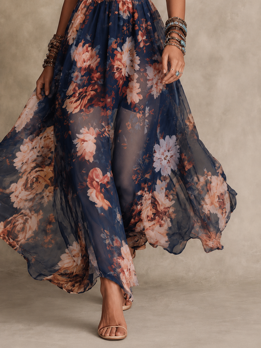 Vestido largo de gasa azul marino con estampado floral y tirantes finos