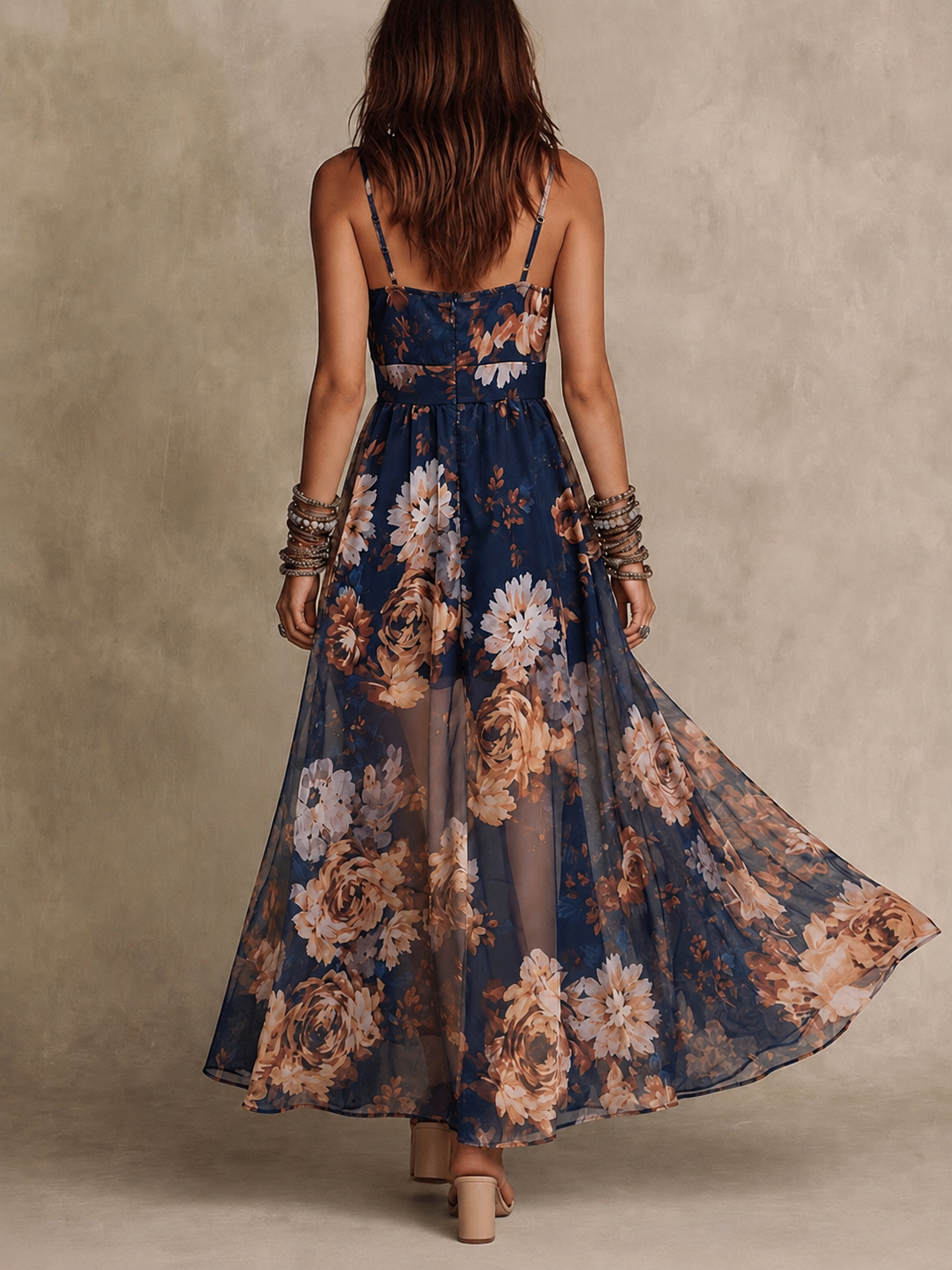 Vestido largo de gasa azul marino con estampado floral y tirantes finos